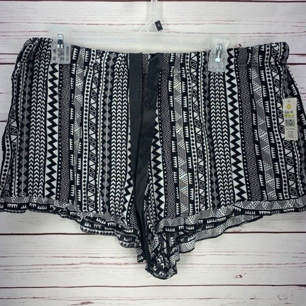 Bobbie Brooks Sleepwear Shorts XL Black White Geometric Tribal Rayon Ruffle Hem